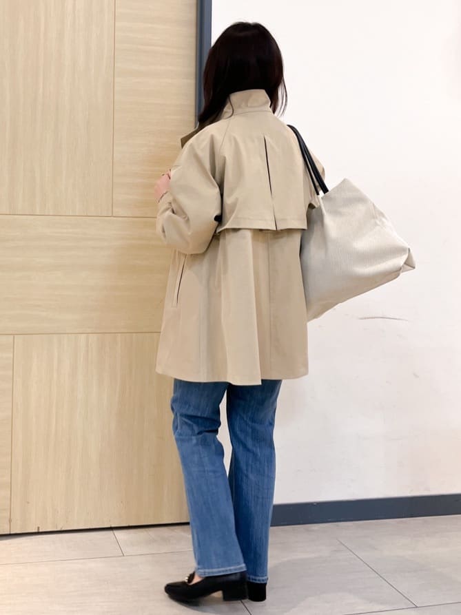 YOさんの「grove｜【撥水／シルエット2WAY】羽織るだけでサマになる、スタンドネックテントラインコート」を使ったコーディネート