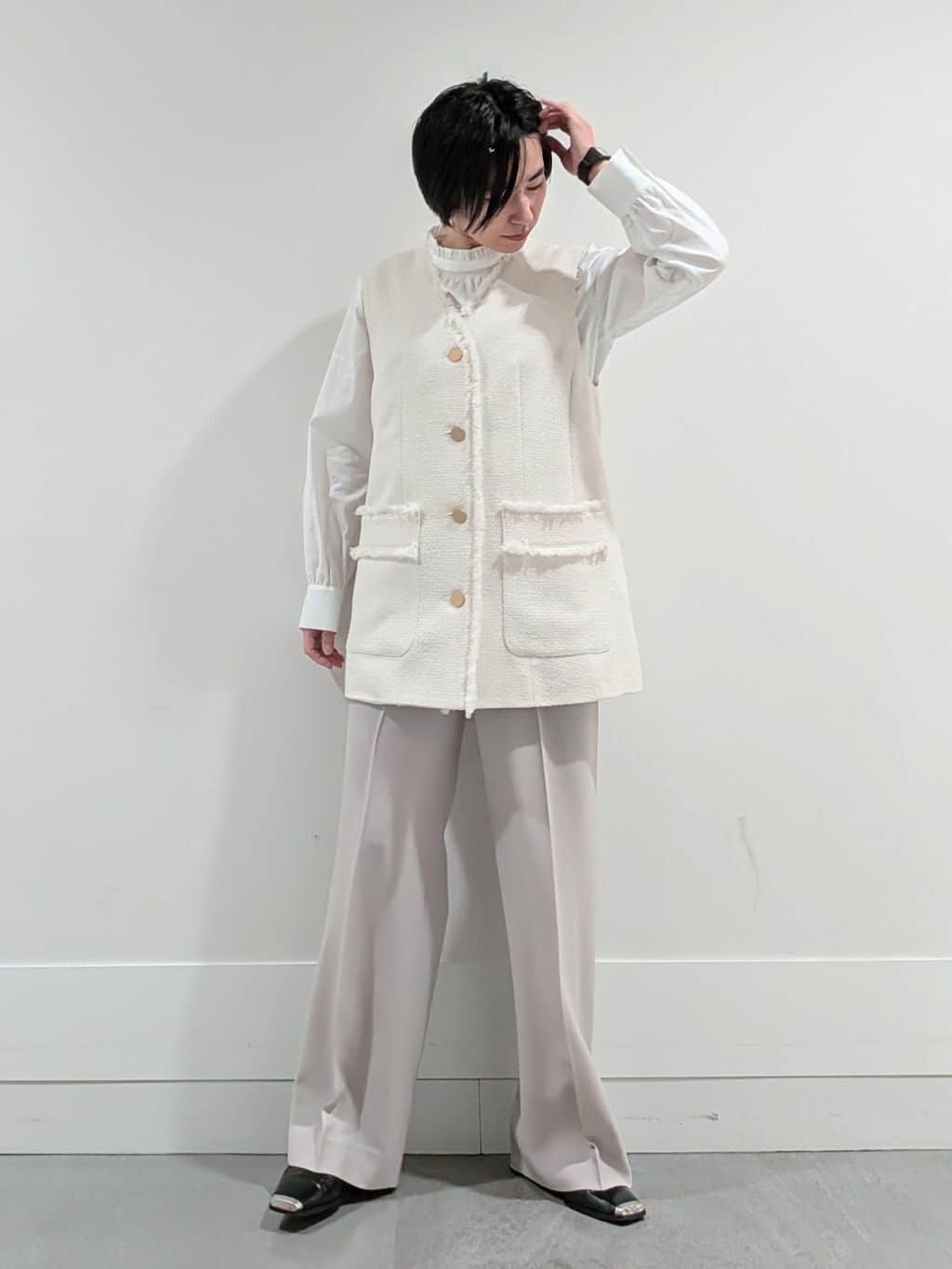 ミズタさんの「UNTITLED｜◆【コットン100/洗える】シャーリングフリルネックブラウス」を使ったコーディネート
