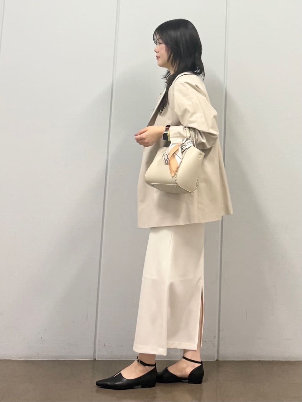 mizukiさんの「INDIVI｜【撥水/軽量】ミドル丈 ミニマルトレンチコート」を使ったコーディネート