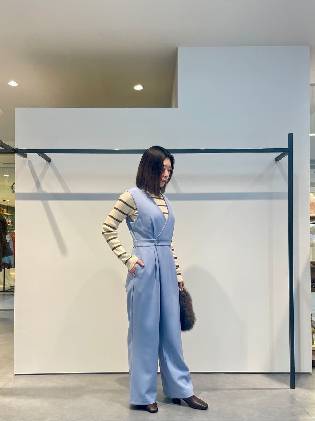 amiさんの「INDIVI｜【オケージョン／セレモニー／セットアップ可能】ダブルクロスサロペット」を使ったコーディネート