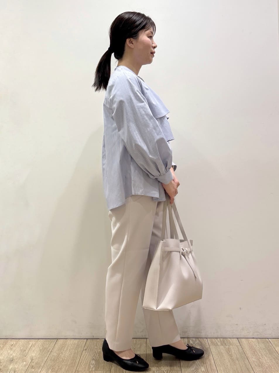 mameさんの「index｜フリルキーネックシャツ【洗濯機OK／イージーアイロン／防シワ】《XS～LL／7col》」を使ったコーディネート