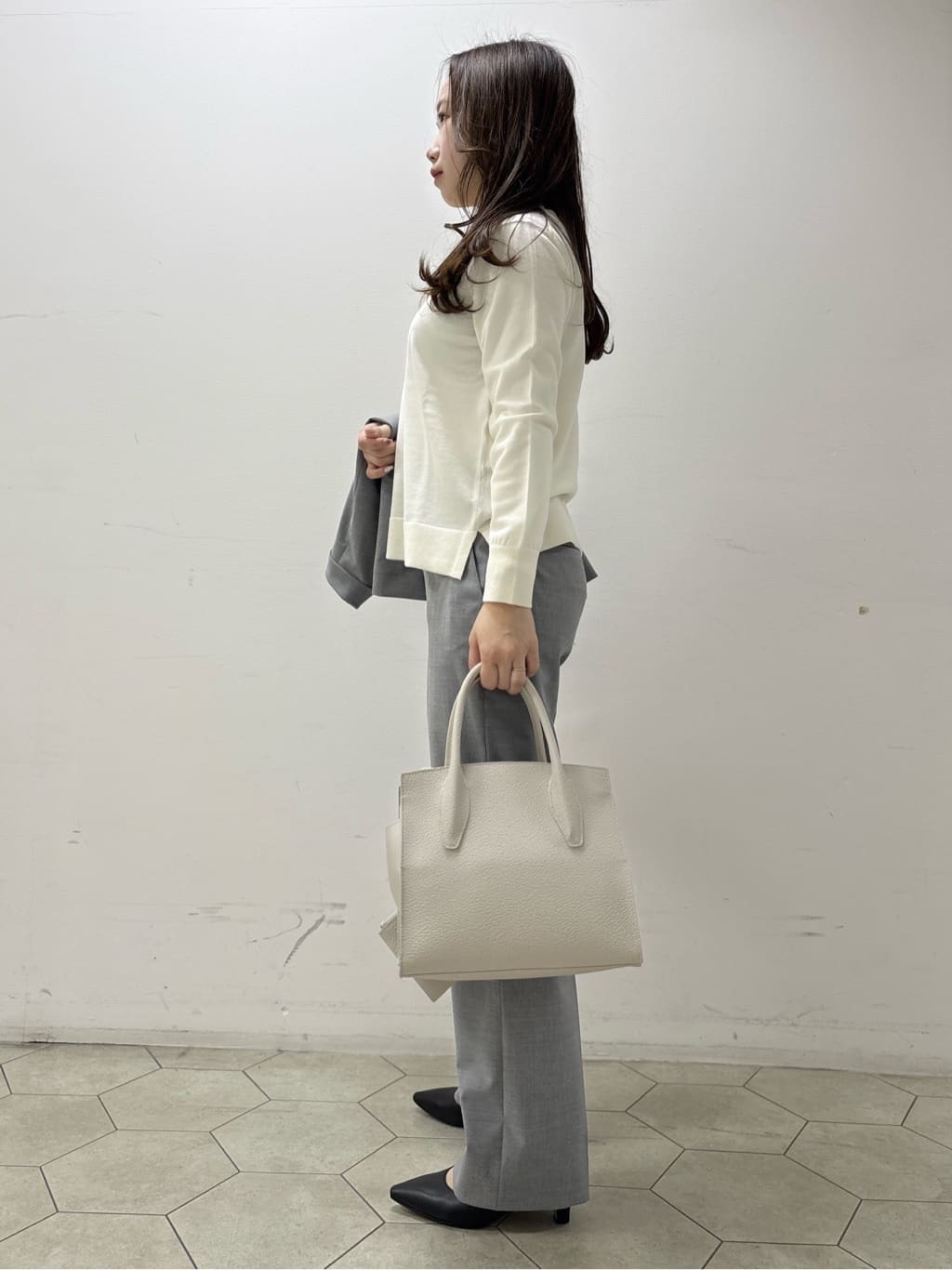 kahoさんの「INDIVI｜【洗える／毛玉になりにくい】エクストラファインウール Vネックニット」を使ったコーディネート