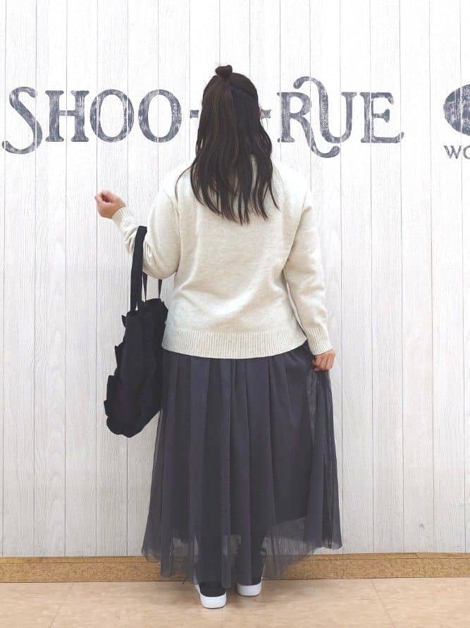 とろろさんの「SHOO･LA･RUE｜【S-LL/洗濯機可】ふわふわがやみつきになる柔らかさ スウェットライクロゴニット」を使ったコーディネート