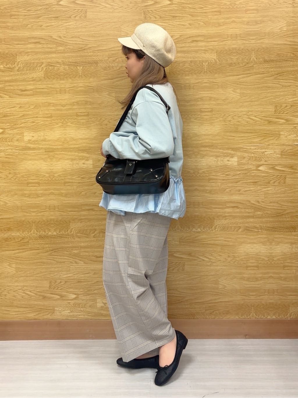 ぁむさんの「SHOO･LA･RUE｜【洗濯機可】ほんのり甘い アシンメトリーフリルの上品トップス」を使ったコーディネート