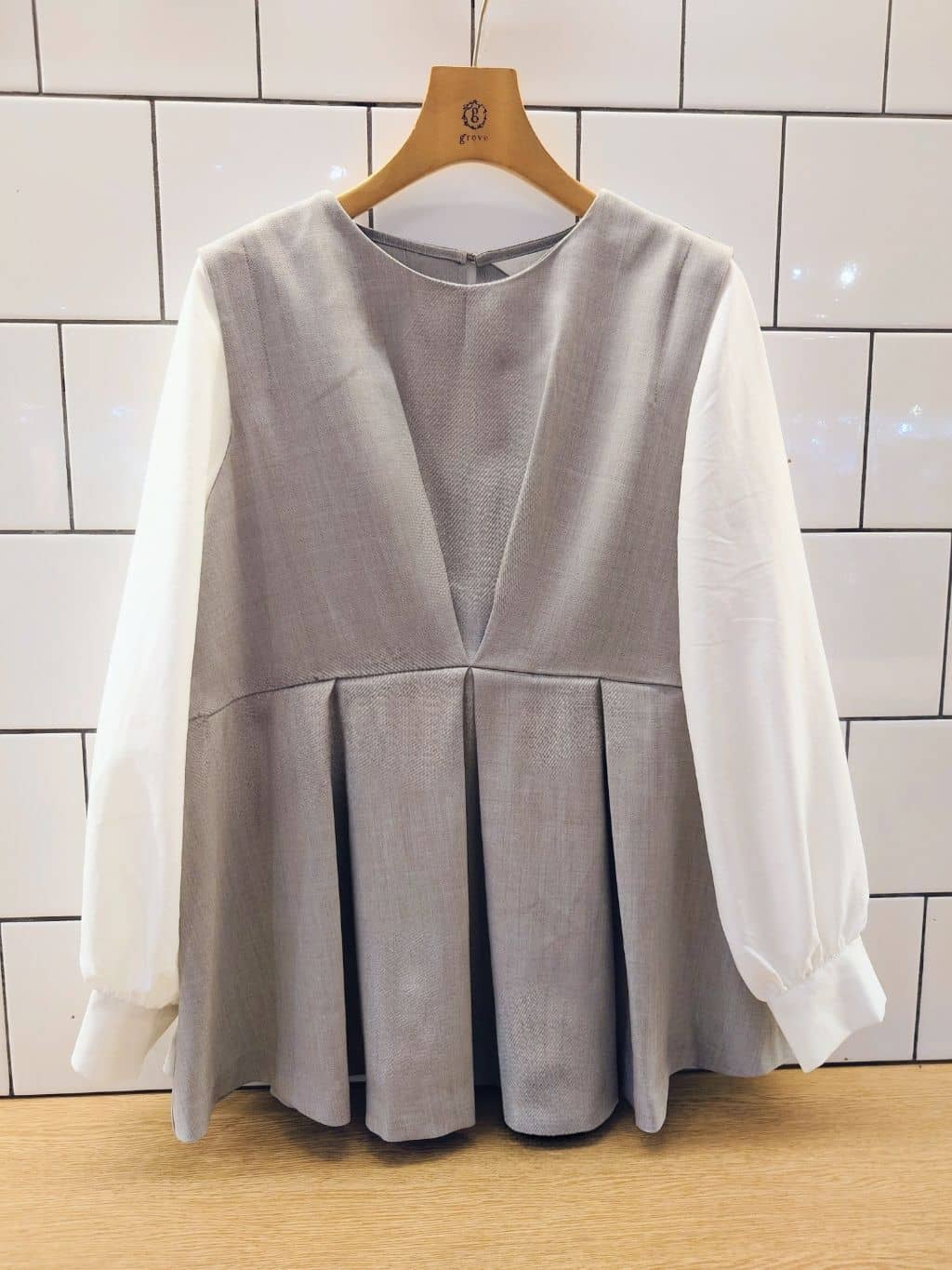 milkaさんの「grove｜【マシンウォッシュ/防シワ】袖ドッキングペプラムブラウス【着回しカセット】」を使ったコーディネート