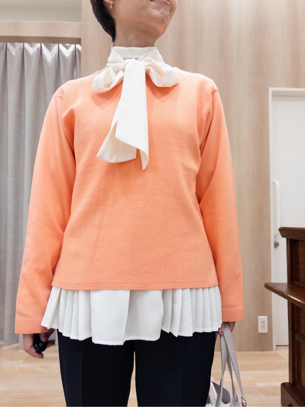 シュウコさんの「grove｜【マシンウォッシュ/防シワ/UVカット】裾プリーツ取り外しボウタイブラウス」を使ったコーディネート