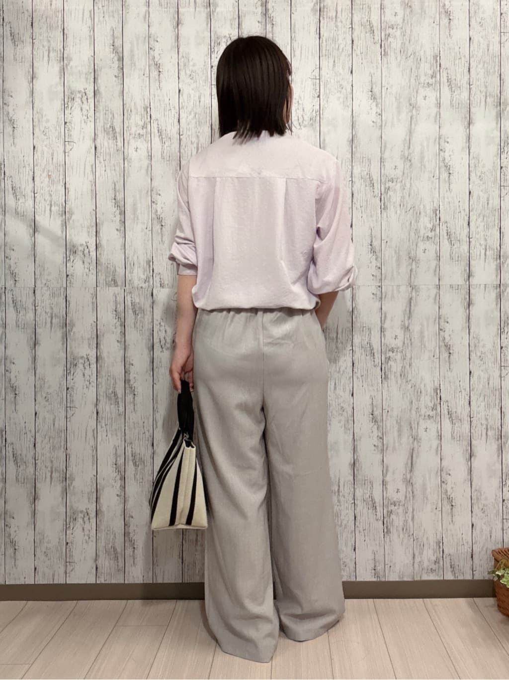 シカさんの「SHOO･LA･RUE｜【洗濯機可/S-LL】フラップポケットがアクセント ヘリンボーンワイドパンツ」を使ったコーディネート