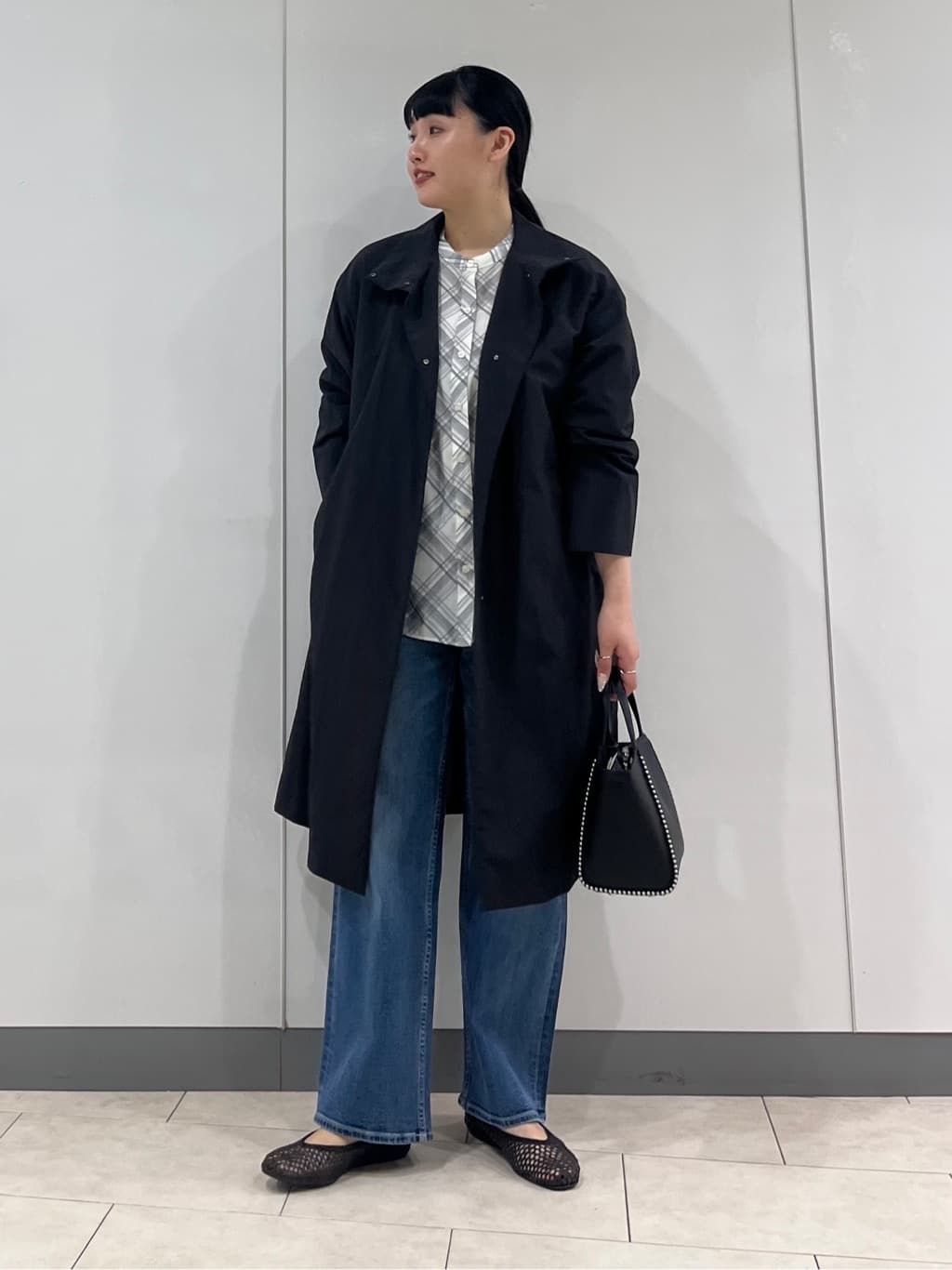 hasuさんの「INDIVI｜【撥水／軽量】ミニマル スタンドカラーコート」を使ったコーディネート