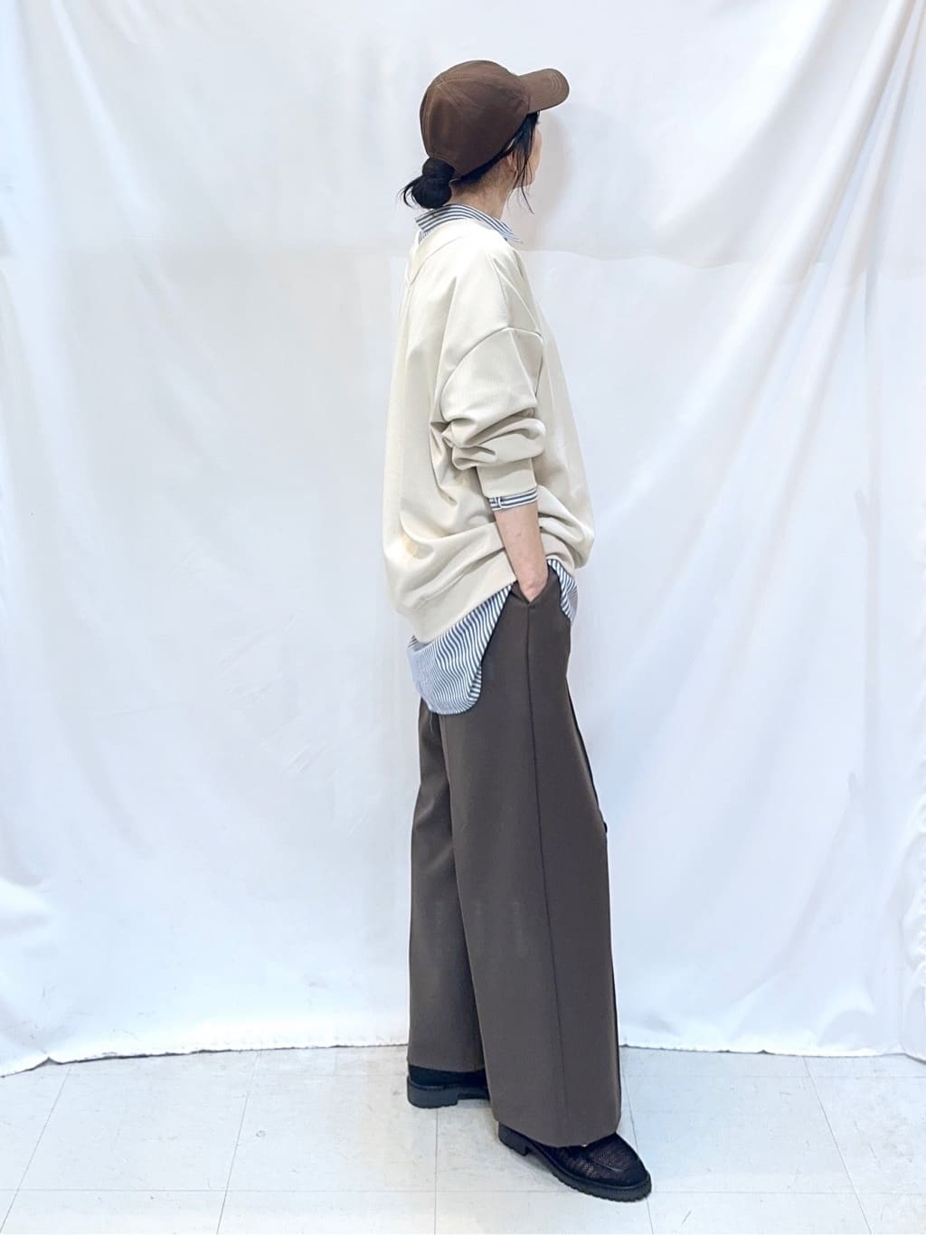 𝐇𝐢𝐫𝐨𝐦𝐢さんの「SHOO･LA･RUE｜【洗濯機可】インせずすっきり見え　優しい雰囲気のVネックトップス」を使ったコーディネート