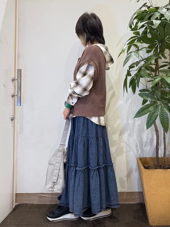 misakiさんの「SHOO･LA･RUE｜【S-LL/洗濯機可】気軽にレイヤード 前開きざっくりニットベスト」を使ったコーディネート