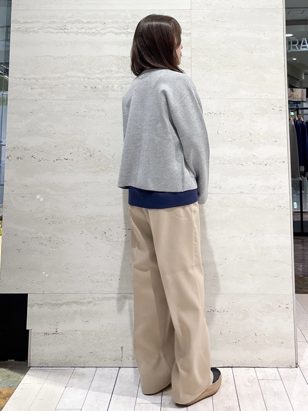 かほさんの「OPAQUE.CLIP｜金ボタン使いリラクシーニット【洗濯機OK】」を使ったコーディネート