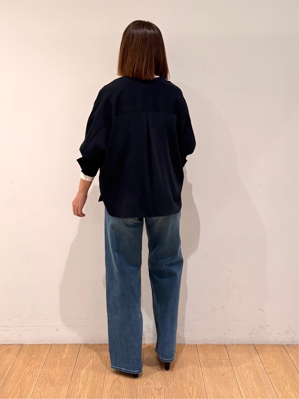 mikkoさんの「INDIVI｜【洗える／UVケア／マットサテン】Vネックドルマンスリーブブラウス」を使ったコーディネート