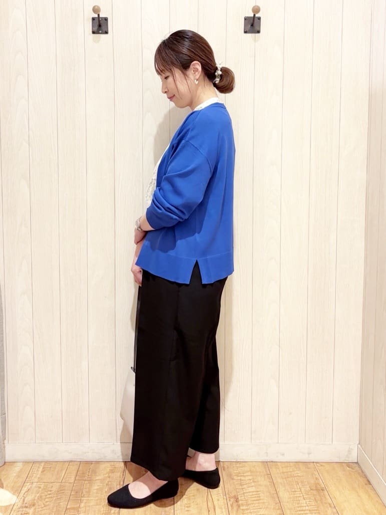 あいこさんの「SHOO･LA･RUE｜【洗濯機可/UV】さらっとしたタッチが心地よい ショート丈 Vネックカーディガン」を使ったコーディネート