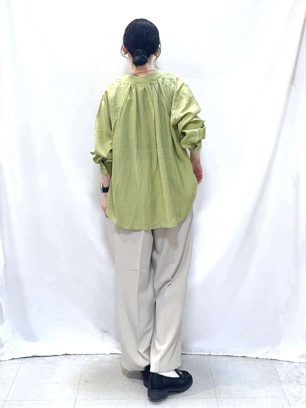 𝐇𝐢𝐫𝐨𝐦𝐢さんの「SHOO･LA･RUE｜【S-LL/体型カバー/Aライン】身体のラインを拾いにくい シアーシャツカーディガン」を使ったコーディネート