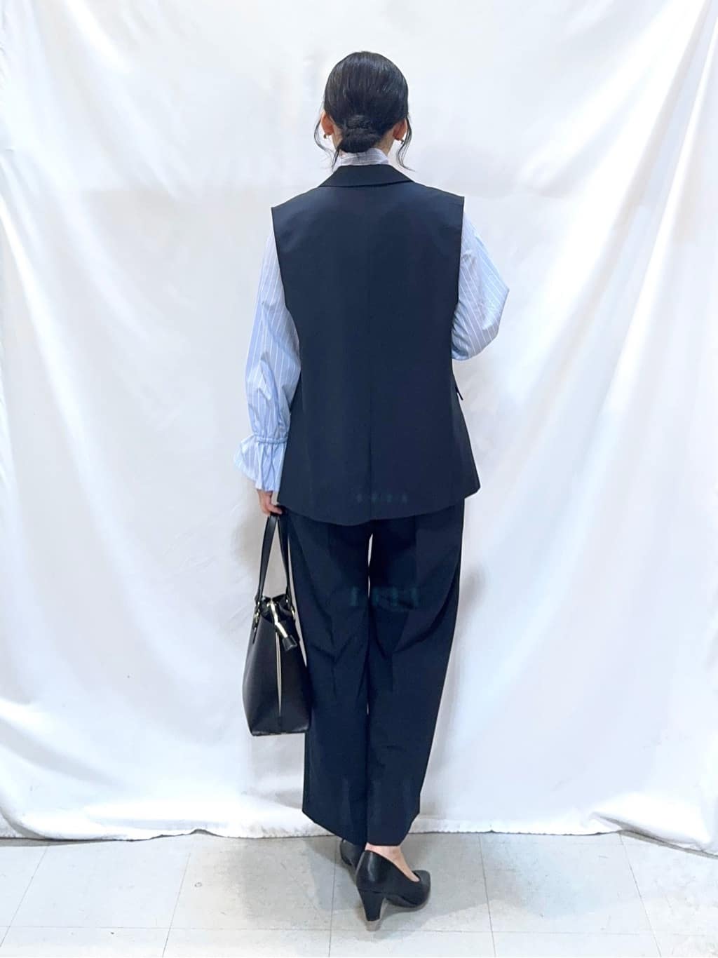 𝐇𝐢𝐫𝐨𝐦𝐢さんの「SHOO･LA･RUE｜【洗濯後しわになりにくい/UV/S-LL】大人っぽく着られる キャンディースリーブ リボンブラウス」を使ったコーディネート