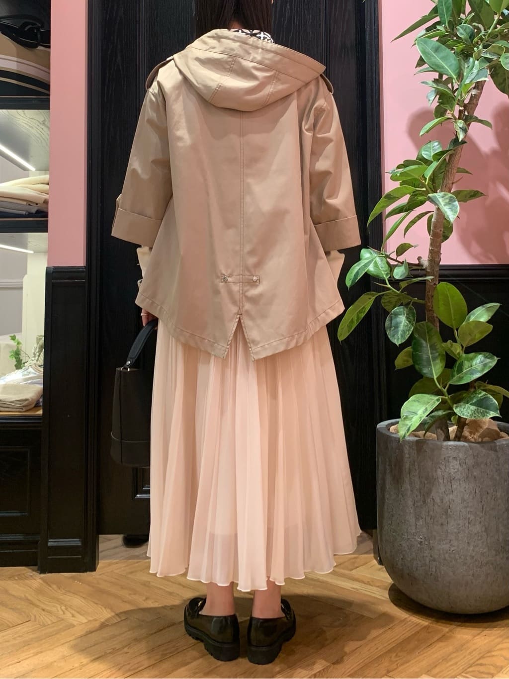 SAKAIさんの「DRESSTERIOR｜ウォッシャブルブライトシアープリーツスカート」を使ったコーディネート
