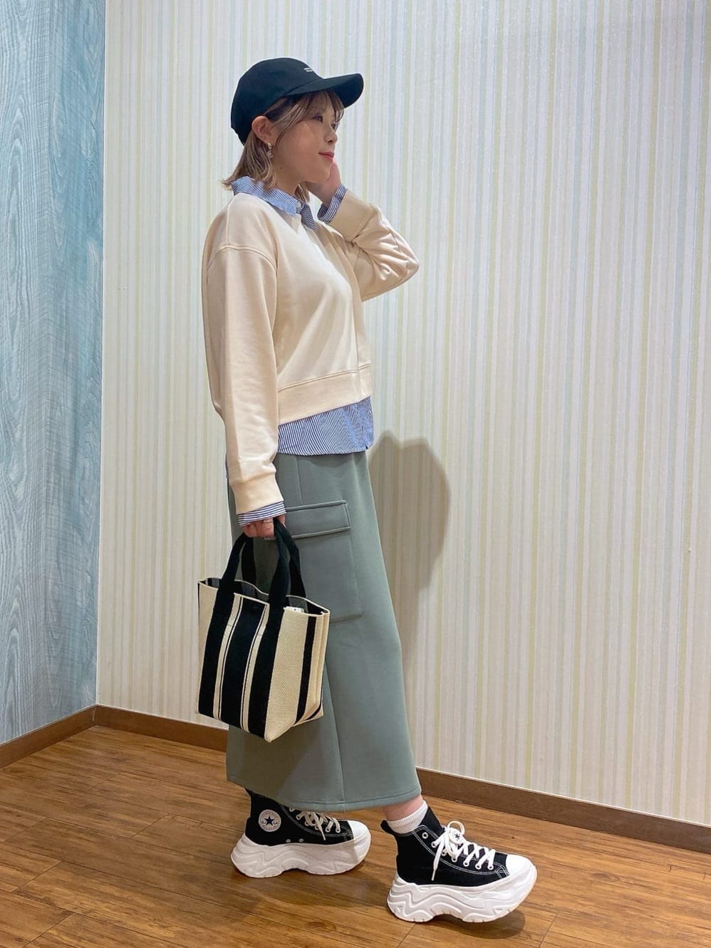 ayaさんの「SHOO･LA･RUE｜【洗濯機可】1枚でサマ見え シャツレイヤード風 スウェット」を使ったコーディネート