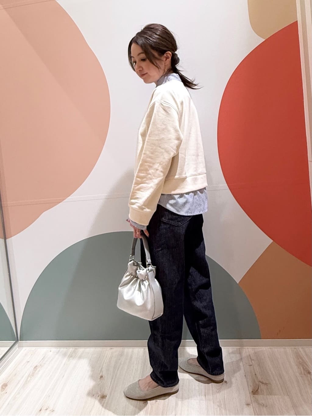 長女さんの「SHOO･LA･RUE｜【SHOO・LA・RUE DENIM】大人のきれいめカジュアルに デニムテーパードパンツ」を使ったコーディネート