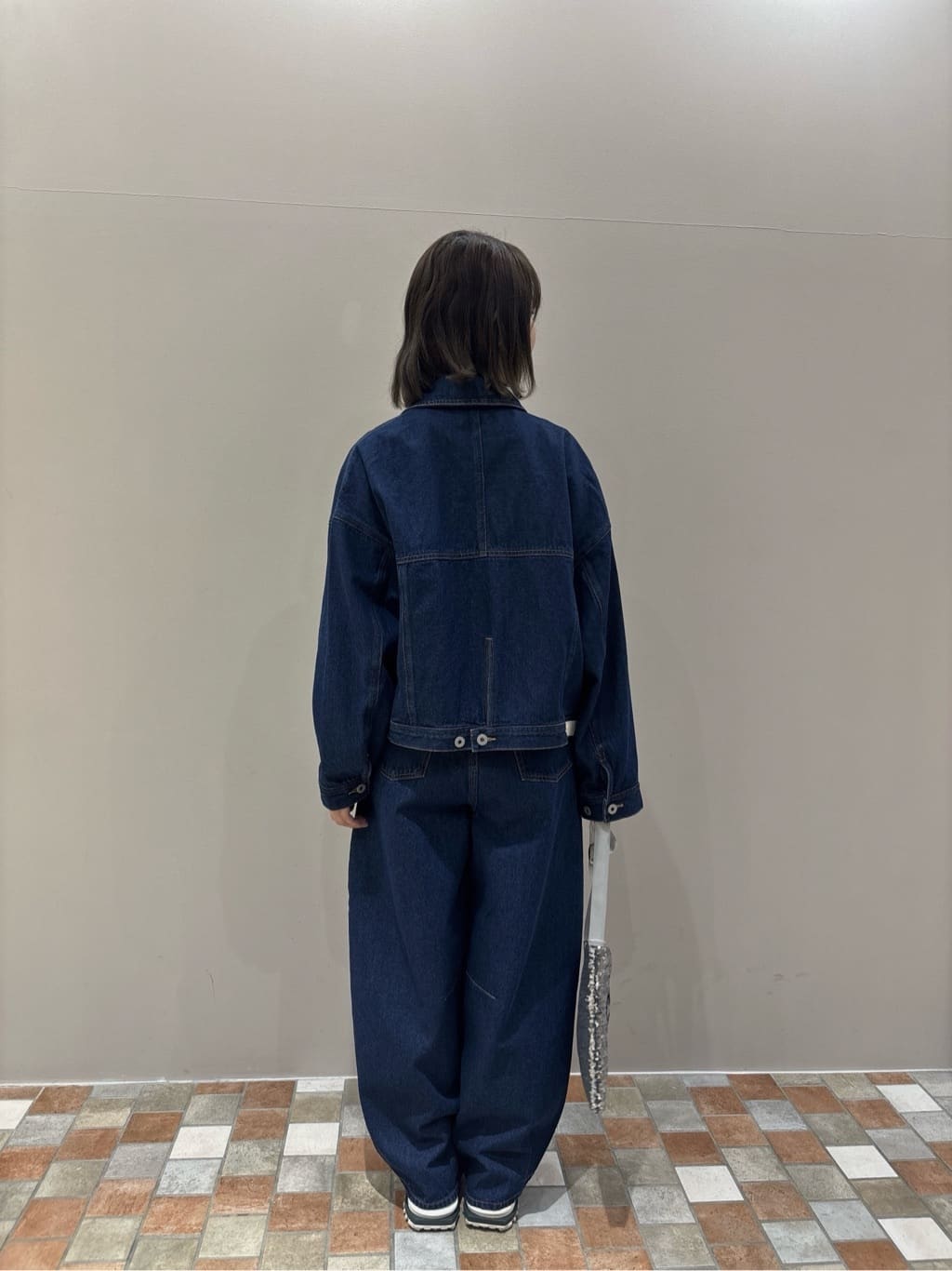 みゆさんの「INDIVI｜バイカラーヘンリーネックカットソー」を使ったコーディネート