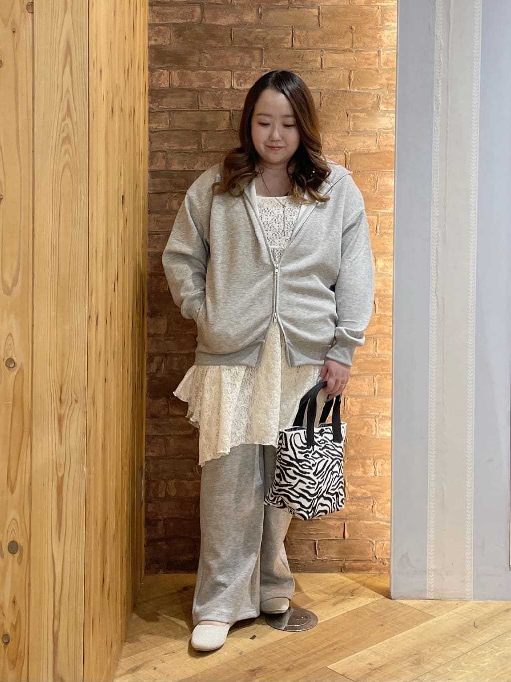 Risaさんの「SHOO･LA･RUE｜【セットアップ可/S-LL/なめらかタッチ】こなれた着こなしに ダブルウエスト レイヤードパンツ」を使ったコーディネート
