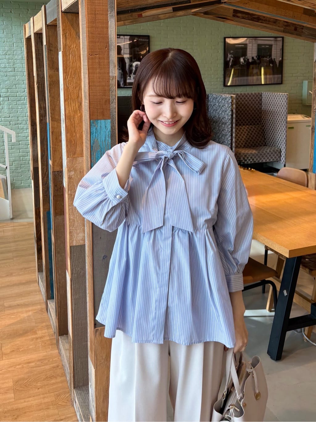 みさかさんの「index｜ペプラムブラウス／ボウタイ取り外し可【洗濯機OK／イージーアイロン／防シワ】《XS～LL／8col》」を使ったコーディネート