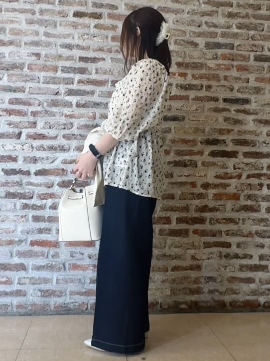tokiさんの「THE SHOP TK｜大人のフェミニンスタイルに 花柄楊柳シャーリングブラウス」を使ったコーディネート