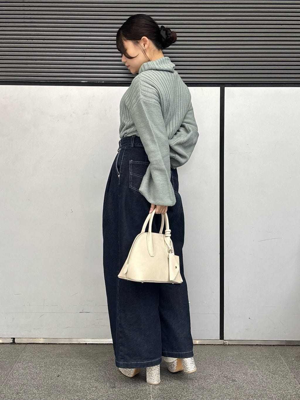 まっきーさんの「ESPERANZA｜【ラク盛り/ショートブーツ】リピーター続出／脚長美脚 バックリボングリッターヒールショートブーツ」を使ったコーディネート