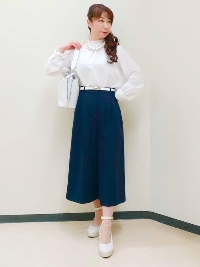 花さんの「Reflect｜【接触冷感】フリルネックサテンジャカードブラウス」を使ったコーディネート