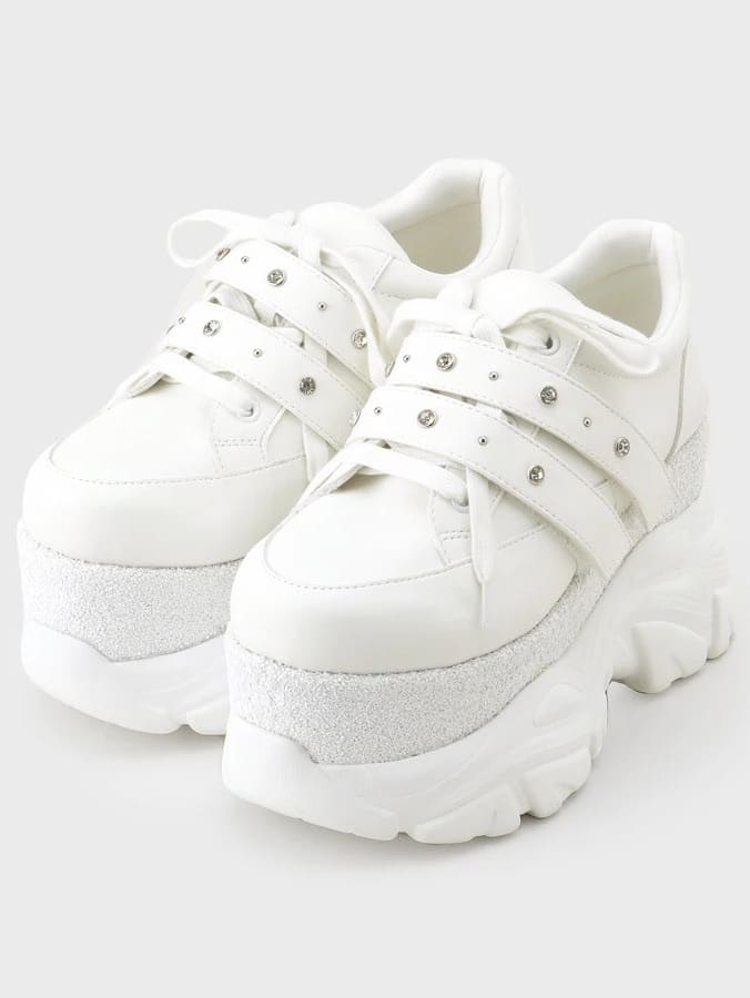ECCOさんの「ESPERANZA｜ラインストーンスタッズ厚底スニーカー」を使ったコーディネート