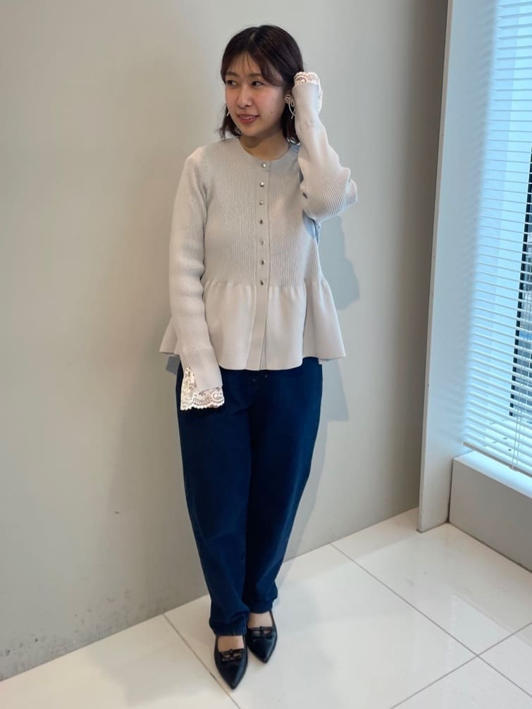 abeさんの「Couture brooch｜【大人かわいい・洗える】ペプラムニットカーディガン」を使ったコーディネート