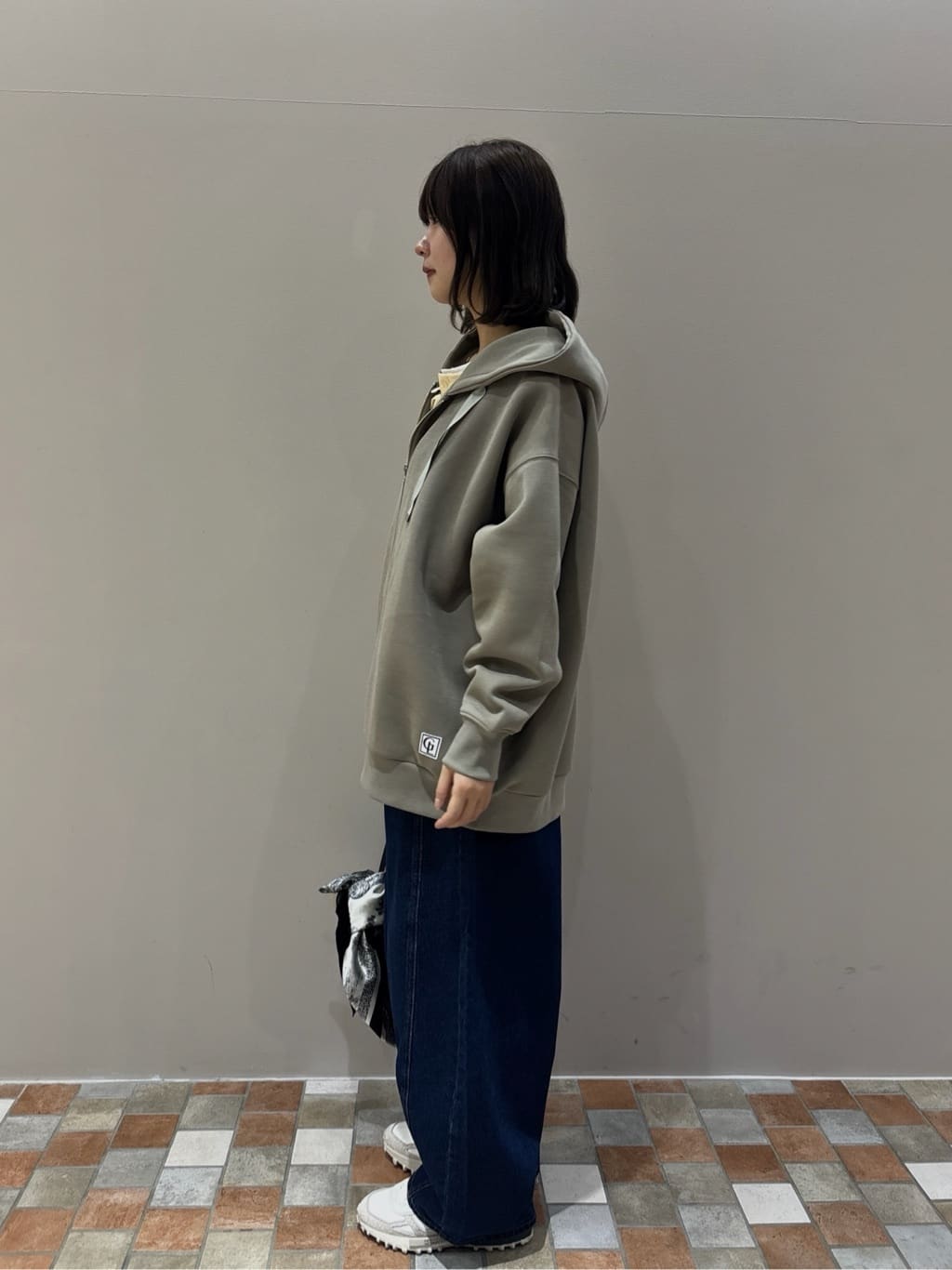 みゆさんの「INDIVI｜バイカラーヘンリーネックカットソー」を使ったコーディネート