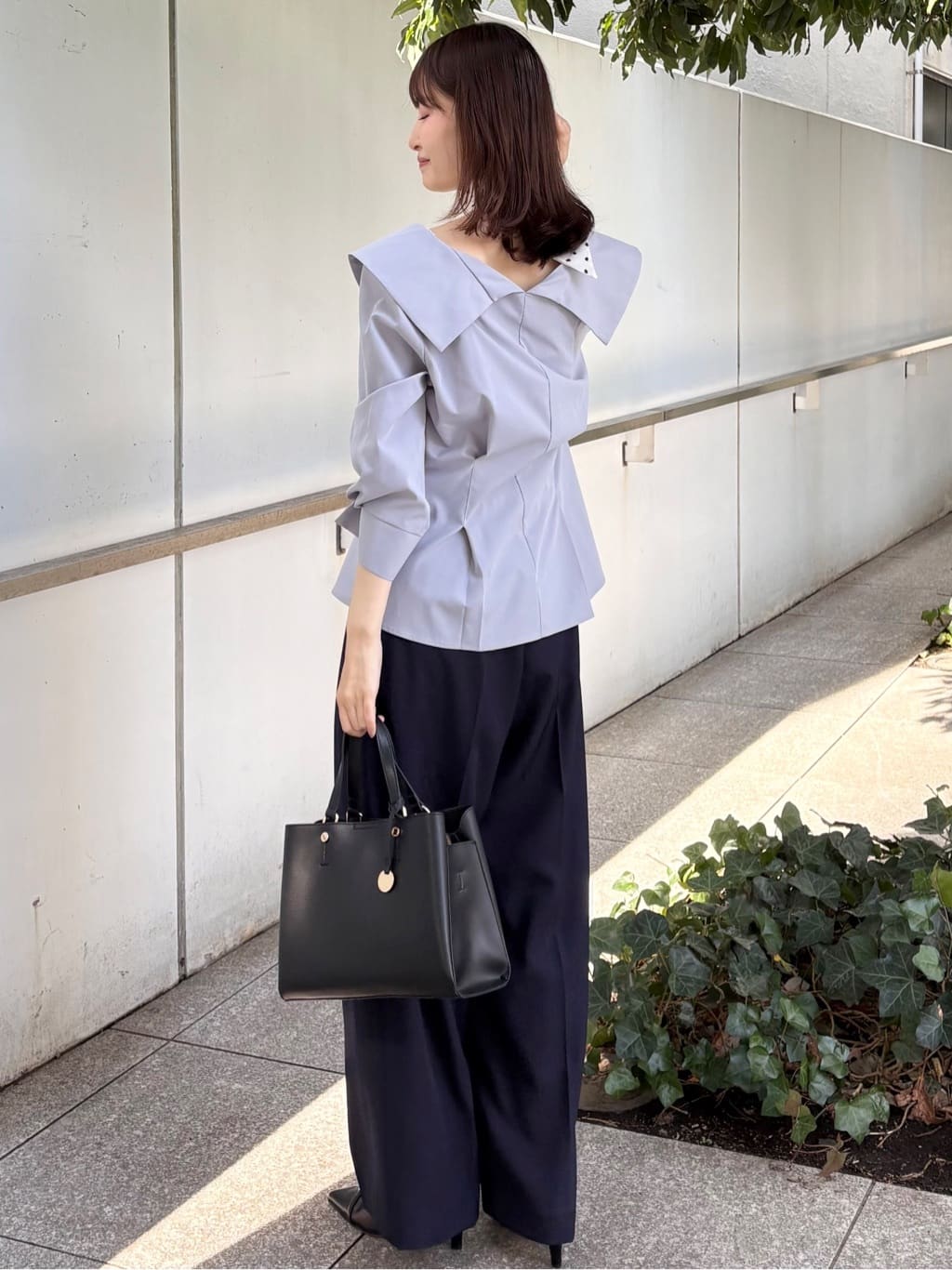 みさかさんの「index｜カシュクールタックシャツ【洗濯機OK／ストレッチ】」を使ったコーディネート