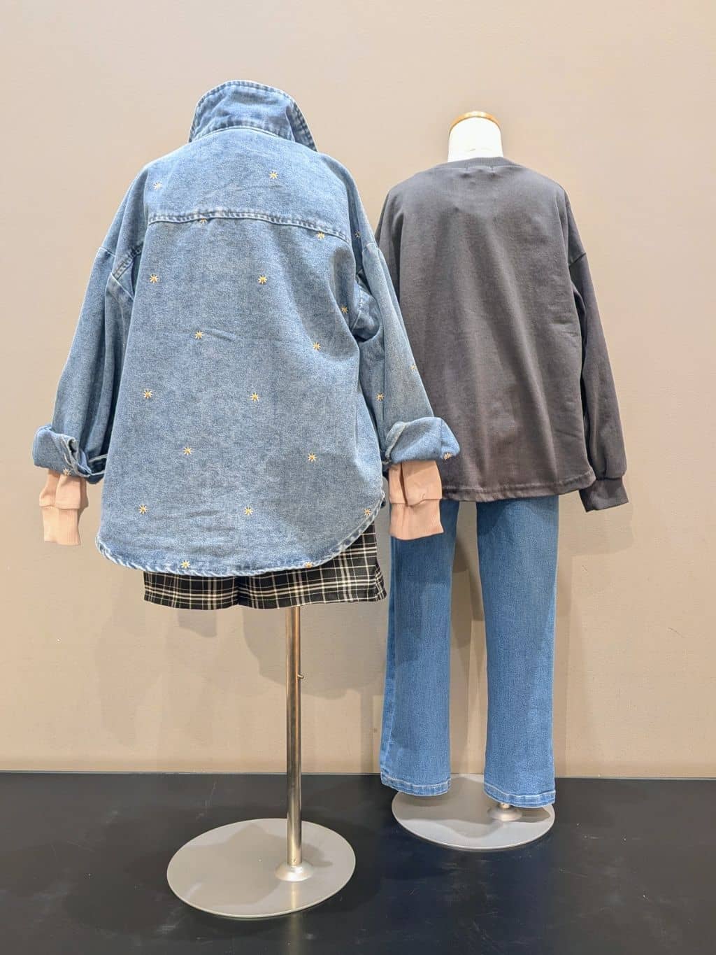 vacheさんの「SHOO･LA･RUE｜【100-150cm】フラワー刺繍デニムシャツ」を使ったコーディネート