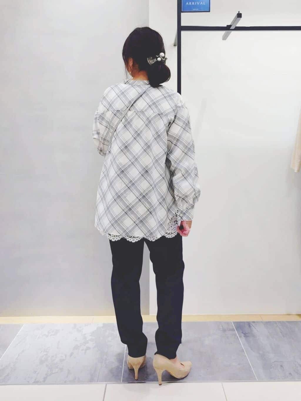 TOMOMIさんの「INDIVI｜【褒められパンツ／高ストレッチ】タックテーパードパンツ」を使ったコーディネート