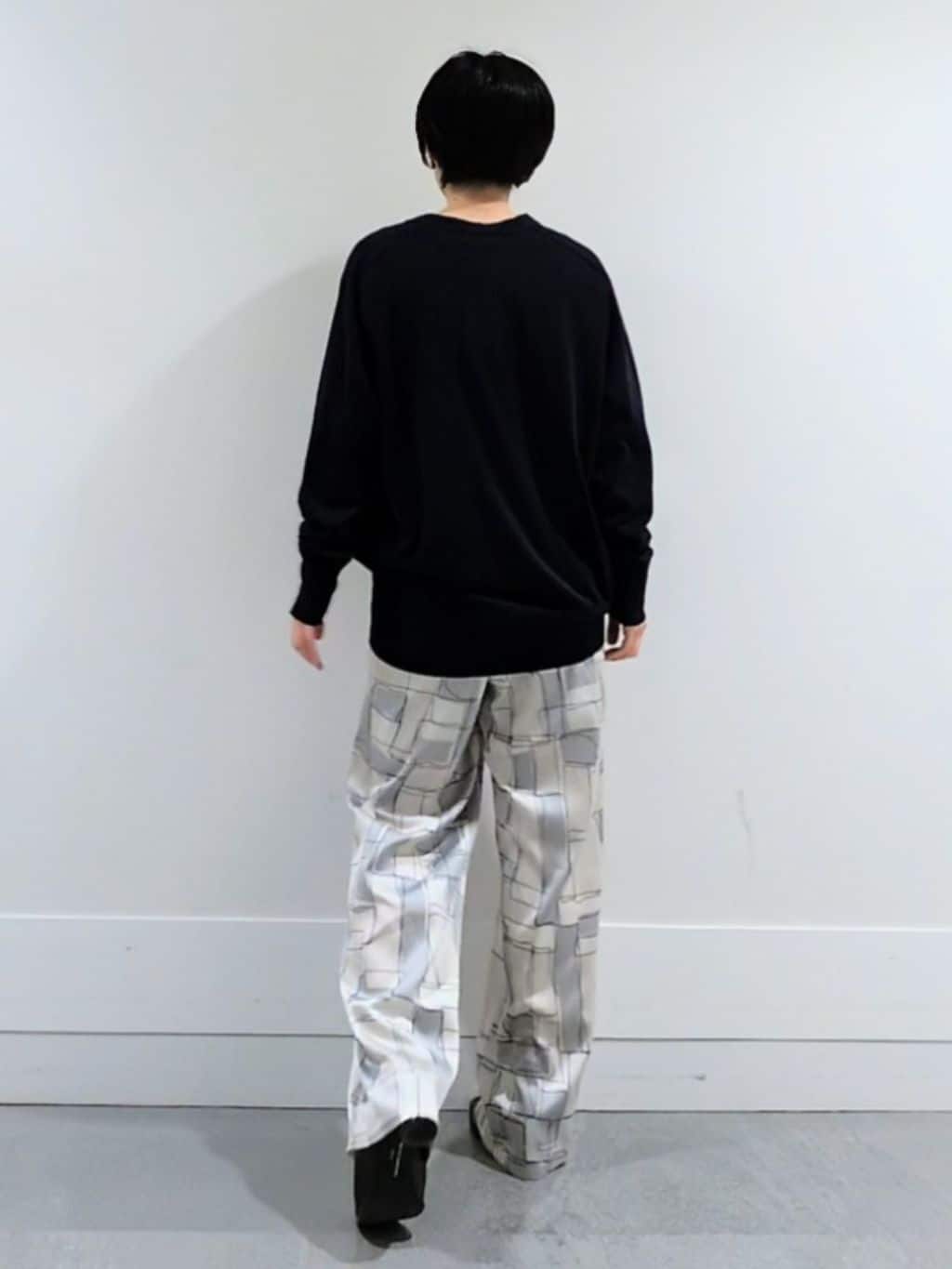 ミズタさんの「UNTITLED｜◆【アンサンブル可/洗える】シアーVネックニット」を使ったコーディネート