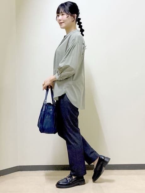  beni_gingerさんの「Reflect｜【程よいゆとり感／体型カバー】ピンタックデザインシャンブレーブラウス」を使ったコーディネート