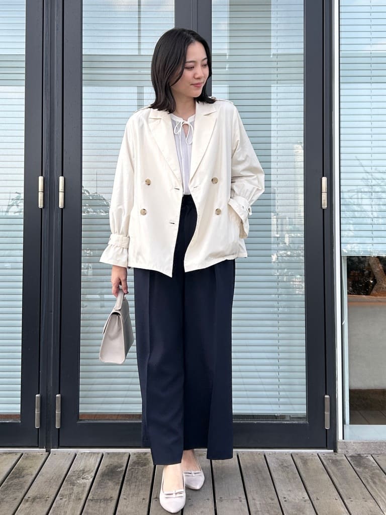 shinoさんの「Couture brooch｜【撥水・洗える】ハーフ トレンチコート」を使ったコーディネート