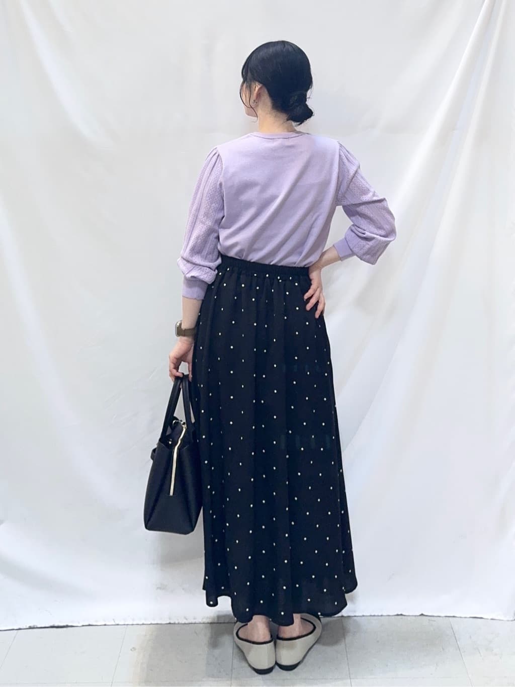 𝐇𝐢𝐫𝐨𝐦𝐢さんの「SHOO･LA･RUE｜【洗濯機可/S-LL】手元美しく パールボタン&お袖編み柄切り替えニット」を使ったコーディネート