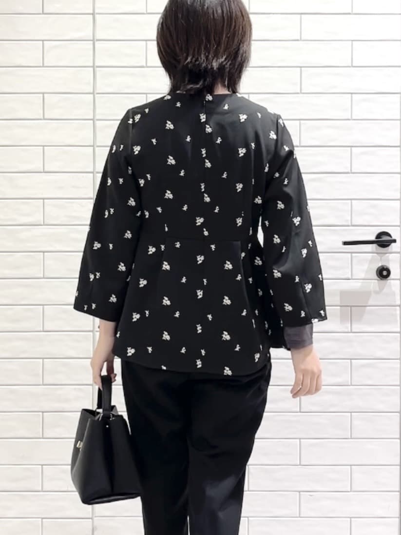 しおりさんの「OPAQUE.CLIP｜フラワー刺繍ペプラムブラウス【洗濯機OK】」を使ったコーディネート
