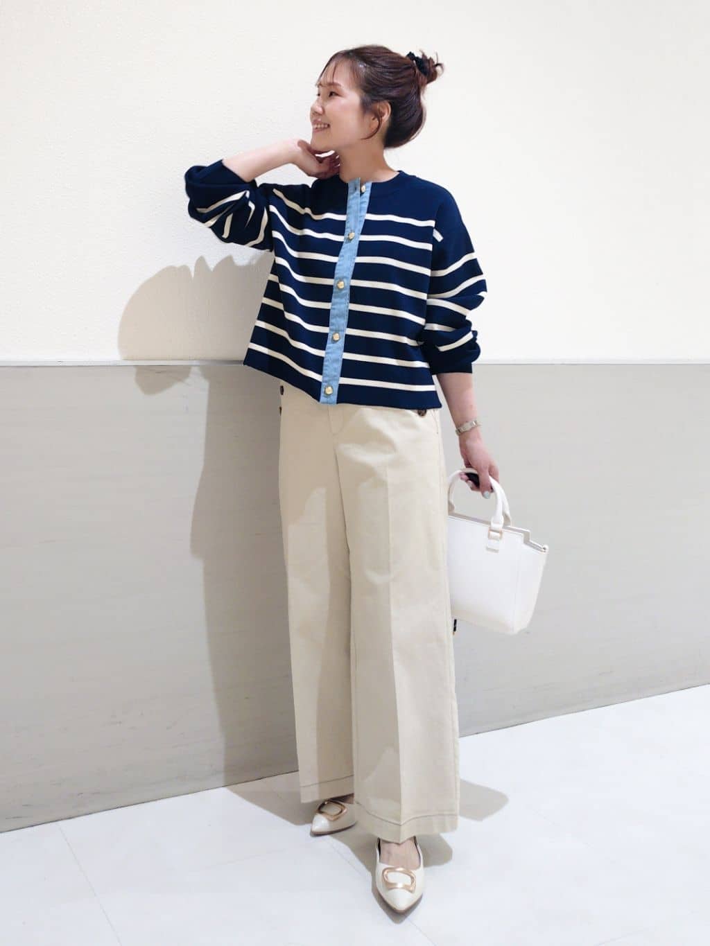 maruさんの「THE SHOP TK｜【羽織るだけでこなれ感を演出】デニム切替カーディガン」を使ったコーディネート