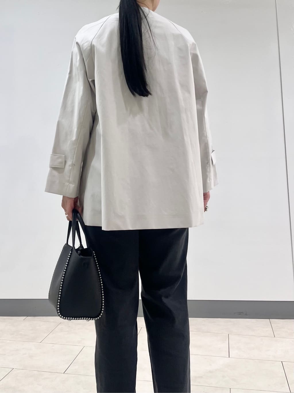 hasuさんの「INDIVI｜【撥水/軽量】ミドル丈 ミニマルトレンチコート」を使ったコーディネート