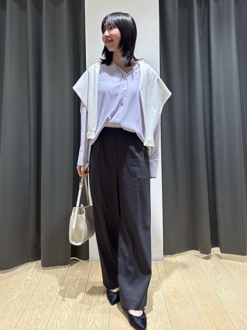Yoshimiさんの「INDIVI｜【褒められパンツ／洗える／ウエストゴム】ワイドタックパンツ」を使ったコーディネート