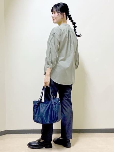  beni_gingerさんの「Reflect｜【程よいゆとり感／体型カバー】ピンタックデザインシャンブレーブラウス」を使ったコーディネート