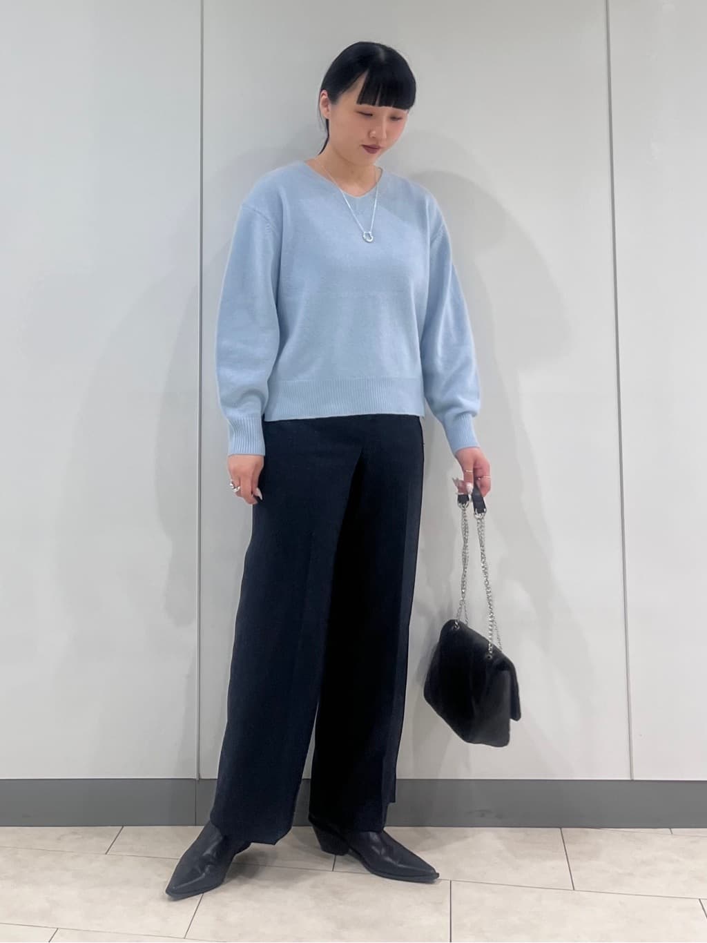 hasuさんの「INDIVI｜【名品／撥水／抗菌防臭】ショート丈リサイクルダウンコート」を使ったコーディネート