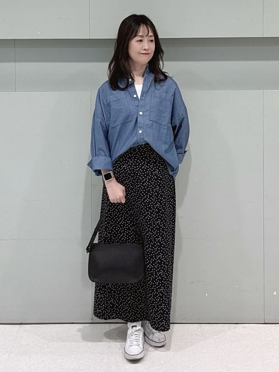 makiさんの「UNTITLED｜◆【コットン100%/洗える】エアリーデニムシャツ」を使ったコーディネート
