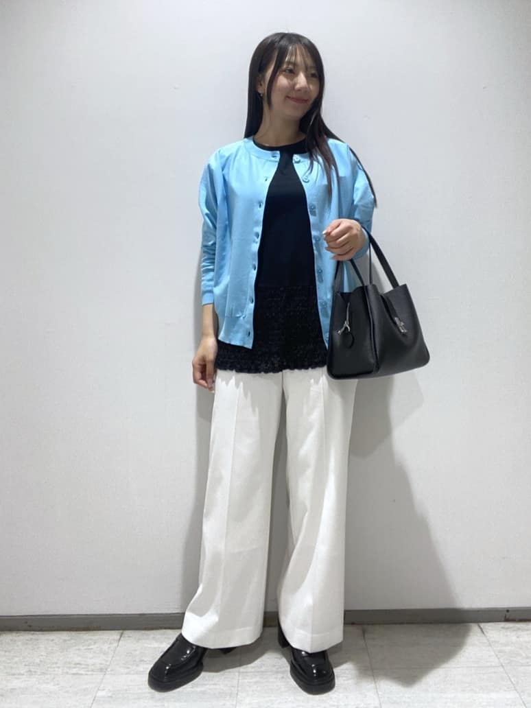 meiさんの「INDIVI｜【洗える／前後2WAY／アンサンブル可能】ドルマンスリーブカーディガン」を使ったコーディネート