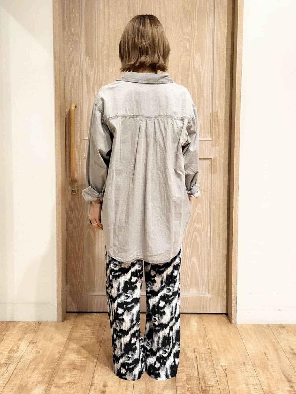 YUKIさんの「SHOO･LA･RUE｜【S-LL/柄が選べる】ウエストゴムでらくちん 大人プリーツイージーパンツ」を使ったコーディネート
