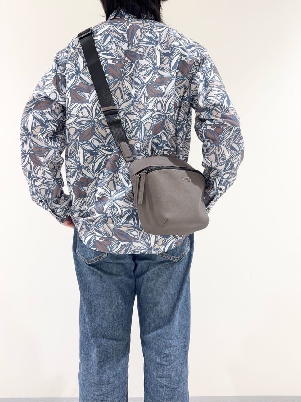 及川さんの「TAKEO KIKUCHI｜カカオ柄プリントシャツ」を使ったコーディネート