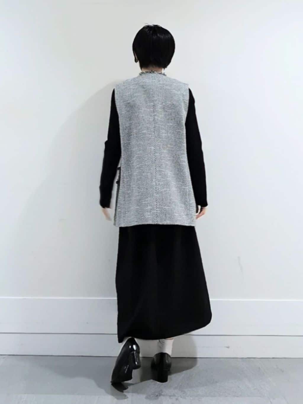 ミズタさんの「UNTITLED｜【オンオフ使える】スラブツイード ジレ」を使ったコーディネート