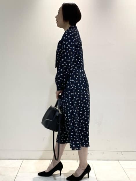 フミさんの「Reflect｜【セレモニー／通勤／おでかけに◎】フラワープリントボウタイワンピース」を使ったコーディネート
